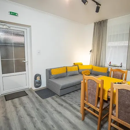 Cent-room Apartment Ada