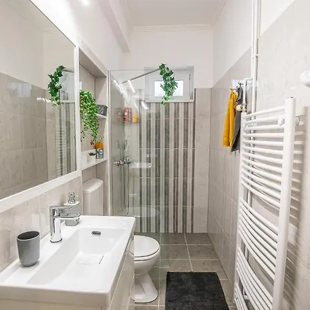 Cent-room Apartment Ada