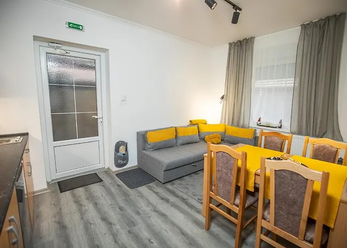 Cent-room Apartment Ada