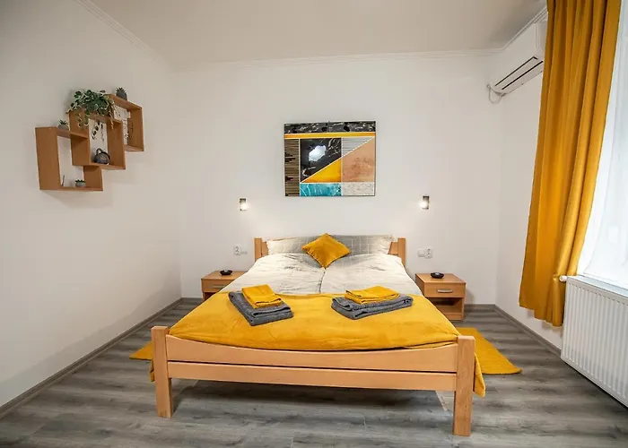 Cent-room Apartment *