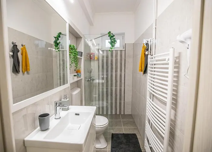 Cent-room Apartment Ada